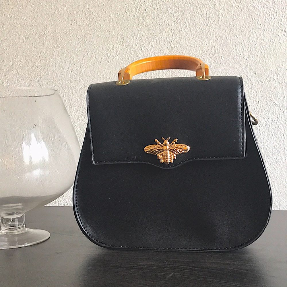 Bumble Bee 🐝 Purse w bamboo handle.